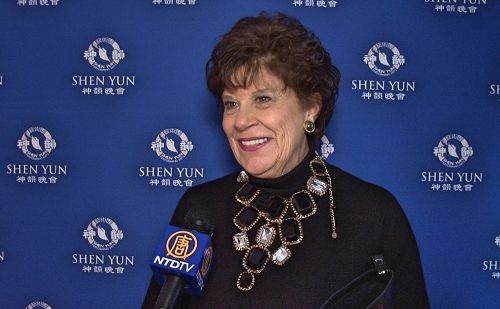 图7:阿拉巴马州前州长夫人帕茜·莱利(Patsy Riley)夫人说:“我非常喜欢这个演出,这是第三年来看了,神韵来伯明翰我都不会错过。很高兴伯明翰能够迎来神韵。”