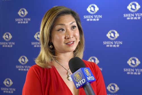 图12:一月二十八日下午,前马来西亚国际华裔小姐选美冠军、知名电视主持人陈影雯(Jolene Chin)观赏了神韵演出后,赞叹神韵气势恢宏,精湛完美,并用爱与善传达信念。
