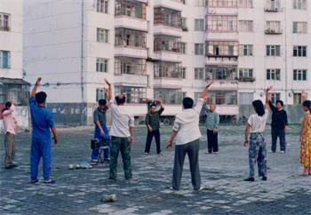 '图2:小区的晨炼(一九九六年拍摄)'