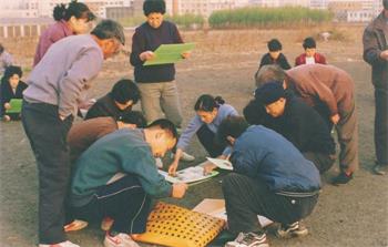 '图4:介绍法轮功的图片还没等挂起来人们就抢着看(一九九七年拍摄)'