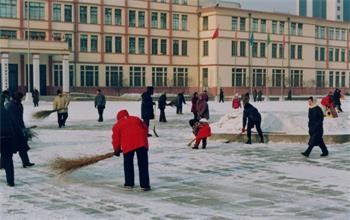 '图8:每逢下雪时,晨炼的学员都要把整个市政广场的雪打扫干净(一九九七年拍摄)'