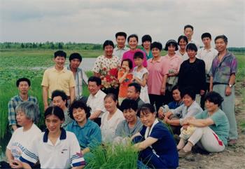 '图9:去农场洪法的学员和当地的学员合影,笑容代表了他们的心(一九九七年拍摄)'