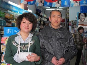 '图16:四年后李双南夫妇的合影,他的媳妇同年在车祸中右手骨折 (二零一零年拍摄)'