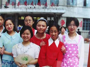 '图17:陈英和佳木斯市树人中学的同学们(二排中立者)'
