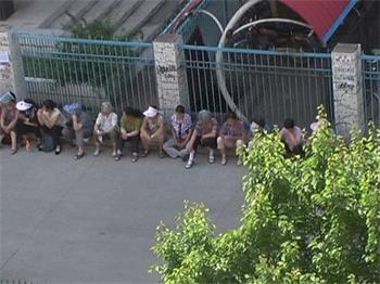 '图18:佳木斯法轮功学员每逢同修被非法开庭,他们都聚集在庭外发正念 (二零零八年拍摄)'