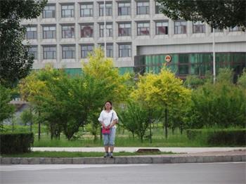 '图20:秦家明月碎,处处留倩影,秦荣倩只身一人,去佳木斯市政府、人大投诉(二零一二年拍摄)'