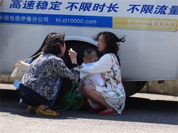 '图25:大法弟子在汽车客运站讲真相(二零一五年拍摄)'