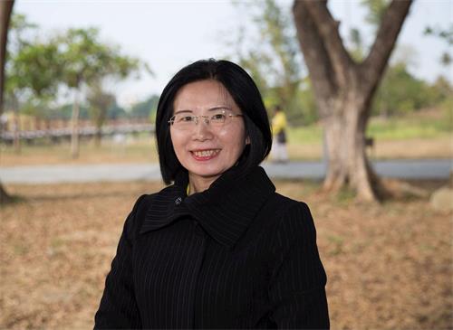 '图:广告公司老板郁茹十三年前幸遇大法,全家走入修炼得福报,几次经商险境,感悟生意正道,反转人生。'