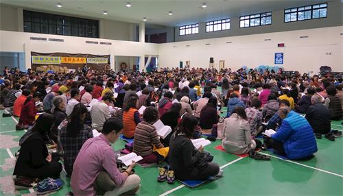 '图2:法轮功学员在一起学法,并分享修炼心得体会。'