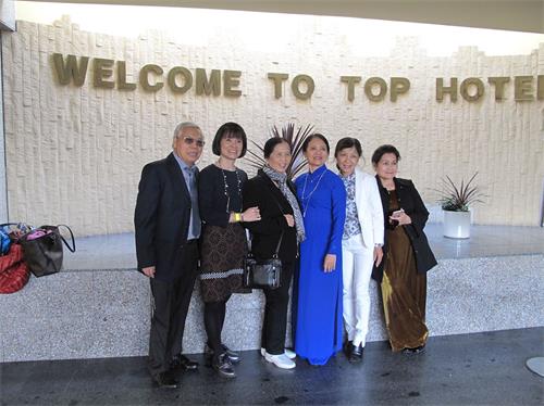 '图3:法会午休期间,一组居住在欧洲不同国家的越南裔法轮功学员一起合影留念。'