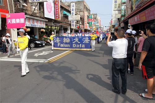 '图1~3:1、3、4:台湾法轮功学员组成的天国乐团第四度受到彰化县政府的邀请,作为双十节游行的前导队伍,民众纷纷拍照留念。'