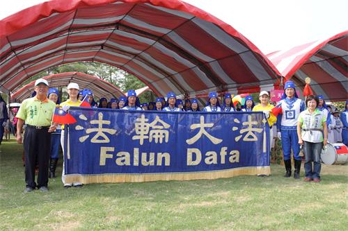 '图4:溪湖镇镇长杨福建(前排左一)与县议员欧阳蓁珠(前排右一)在游行前与天国乐团合影,并盛赞他们精神抖擞。'