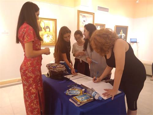 '图5:Şeyma女士(右2)赞赏法轮功学员用美展的方式让人们了解真相'