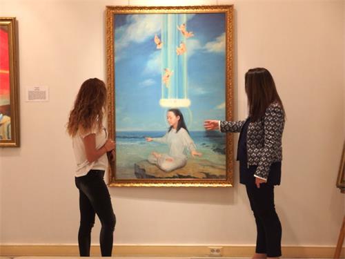 '图8:Canan Karahan女士(右)表示,参观画展,让她非常舒服'