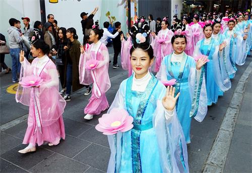 '图4:法轮功修行队伍中的仙女方队。'