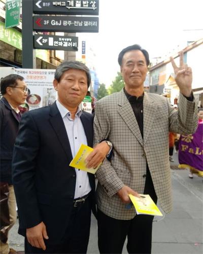 '图9:经营医疗器械公司的李明哲(音译,左)代表和李民浩(音译,右)社长在仁寺洞看到美丽的仙女方队称赞到“非常美丽,非常可爱”。'