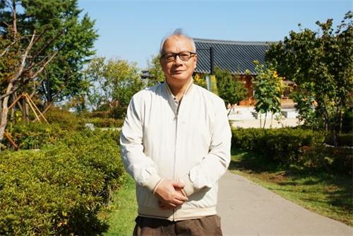 '图11:香港法轮大法学会会长简鸿章希望中国国内对法轮功学员的迫害尽快结束。'