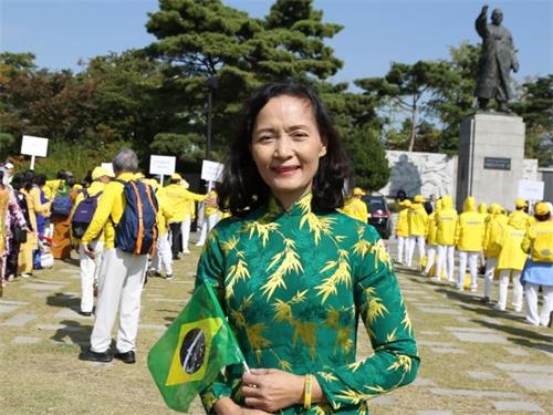 '图16:越南法轮功学员袁琪萍(音译) 说“修炼之前,身体非常不好,经常做手术,修炼法轮功之后,健康完全恢复了”。'