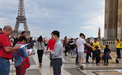 '图1:游客在为法轮功反迫害签名支持'