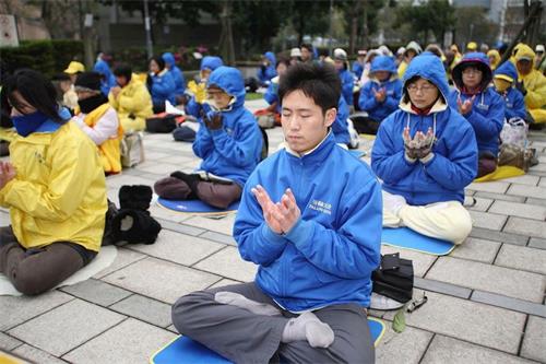 '图1:接触法轮功后,忆缘(中)的世界观在短短几天内发生着天翻地覆的变化。'