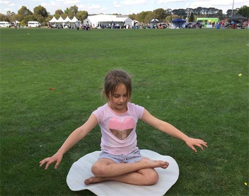 图3~4:孩子们认真学炼法轮功。