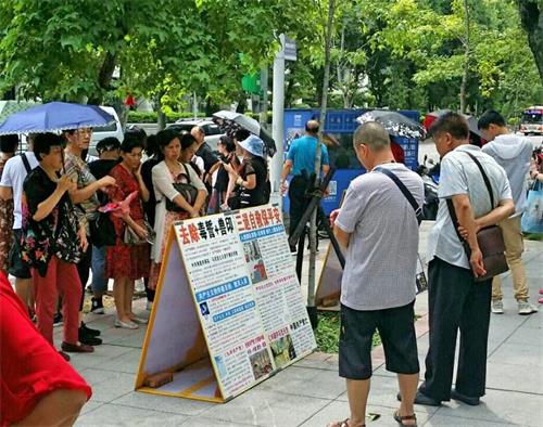 '图1~6:观看展现展板的游客一批接一批'
