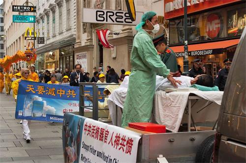 '图10:法轮功学员一路用英德双语讲述真相,告诉人们中共迫害的邪恶和真善忍的美好'