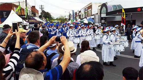 '图5:游行过程中华人纷纷给法轮功队伍拍照'