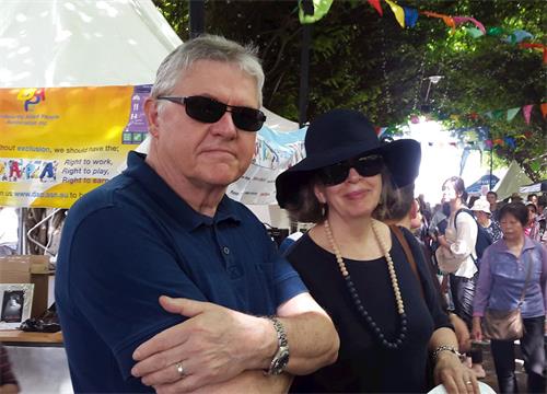 '图6:布朗温·埃利奥特(Bronwen Elliott)女士和先生赞美法轮功'