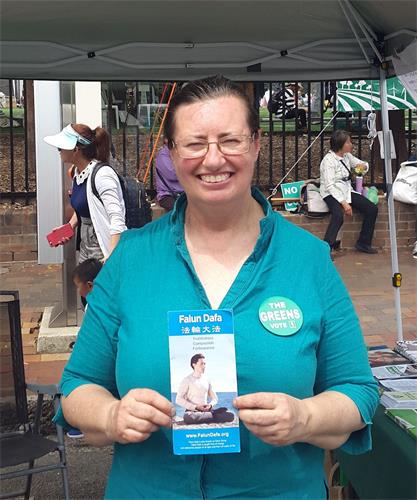 '图7:当地绿党成员吉尔· 哈特利(Jill Hartley)女士表示:法轮功学员处处展示出“真、善、忍”的美好'