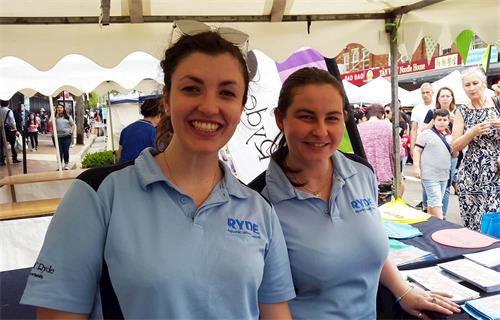 '图8:威尔斯(Xanthe Wills,左)女士表示:法轮功学员多才多艺的表演让人非常愉悦'