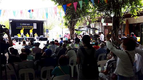 '图9:法轮功学员在庆典舞台上做功法演示'