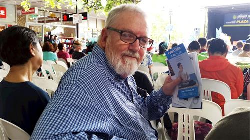 '图10:坐在观众席中的加里·查姆斯很想和学员们一起修炼法轮功'