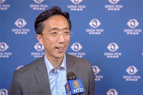 '图13:驻波士顿台北经济文化办事处处长徐佑典观看了二零一八年十月十三日下午,神韵交响乐团在美国波士顿交响音乐厅(Boston?Symphony?Hall)的演出。'
