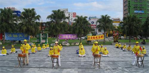 '图1:花莲火车站广场前,学员演奏唐鼓'