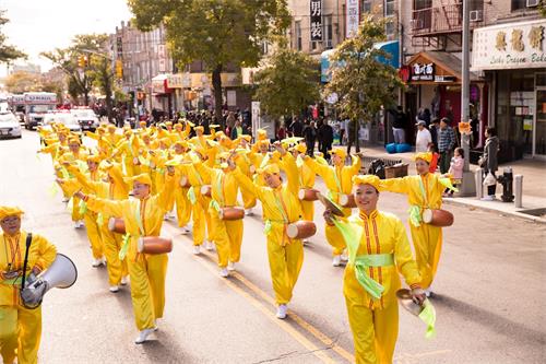 '图1~18:法轮功学员在纽约第三大华人社区布碌仑第八大道举行盛大游行'