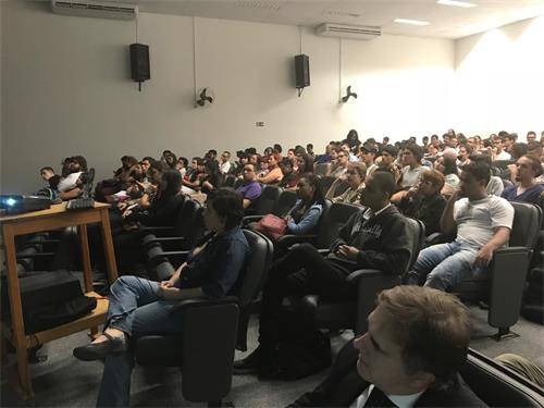 '图1:研讨会与会者倾听法轮功学员的发言'