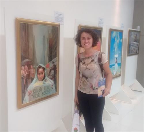 '图3:美术工作者Carolina 与最喜欢的画合影'