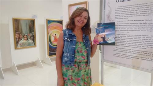 '图4: Cristiane 欣喜结识了法轮功'