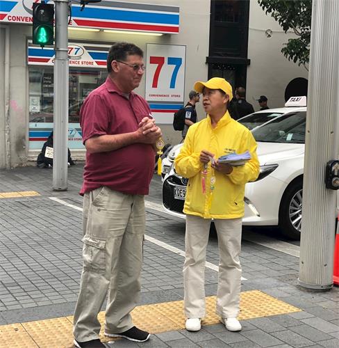 '图2~3:法轮功学员在奥克兰市中心讲真相。'