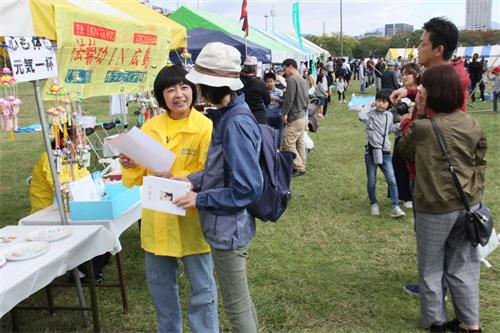 '图4~7:民众陆续来到展位前了解法轮功'