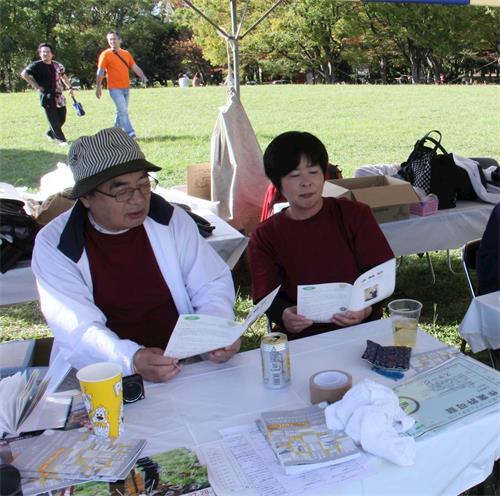 '图8:主办本部成员阅读法轮功资料'