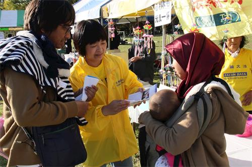 '图10:来自印度尼西亚的夫妇喜爱法轮功'