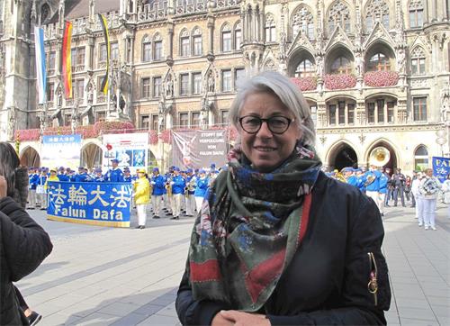 '图8:现居苏黎世的巴伐利亚人海尔嘉(Helga)表示法轮功学员的活动让人认真思考。'