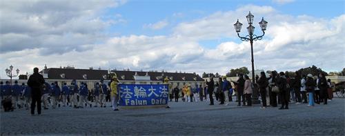 '图3:二零一八年十月二日,?“欧洲天国乐团”在著名的维也纳美泉宫(Schloss?Sch?nbrunn)广场演奏《法轮大法好》等乐曲,吸引震撼国际游客'