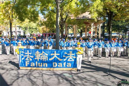 '图1:法轮功学员在苏黎世市中心游行后在市政府公园举办集会'