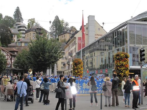 二零一八年十月六日,“欧洲天国乐团” 在卢赛恩(Lucerne)狮子广场(Loewenplatz)演奏,吸引路人、游客。