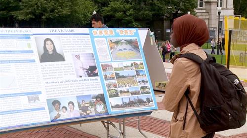 '图3~4:哥大学生在认真地看展板内容'