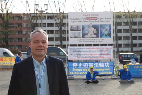 '图7:亚历山大·海瑟尔(Alexanda Hessel)唾弃共产党,希望能尽所能帮助法轮功学员。'