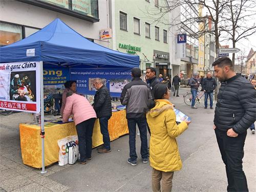 '图1:二零一八年十一月十日,法轮功学员在英戈尔施塔特商业步行街举办了信息日活动,民众驻足了解真相,在反强摘器官征请愿表上签名。'